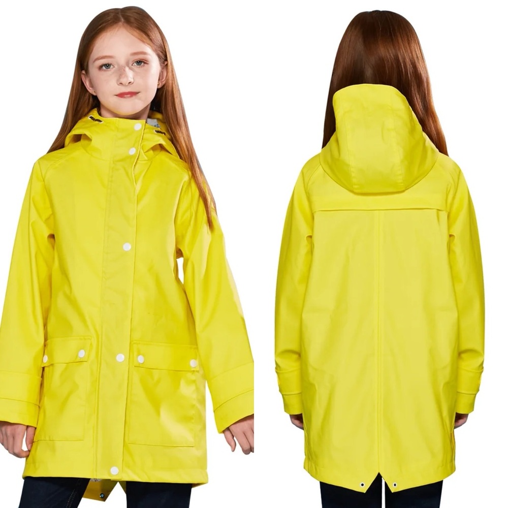 Kids long Raincoat in yellow. Large pockets, like new condition, size 11/12y